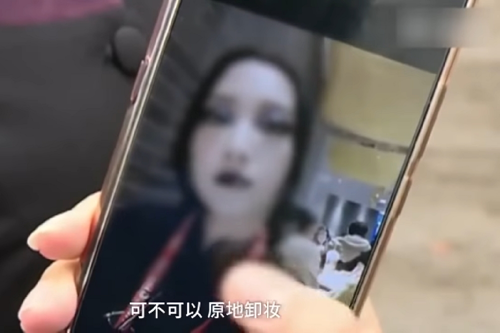 廣州一名女子日前搭乘地鐵因為臉上的妝容被要求當場卸妝。（圖片取自影片）