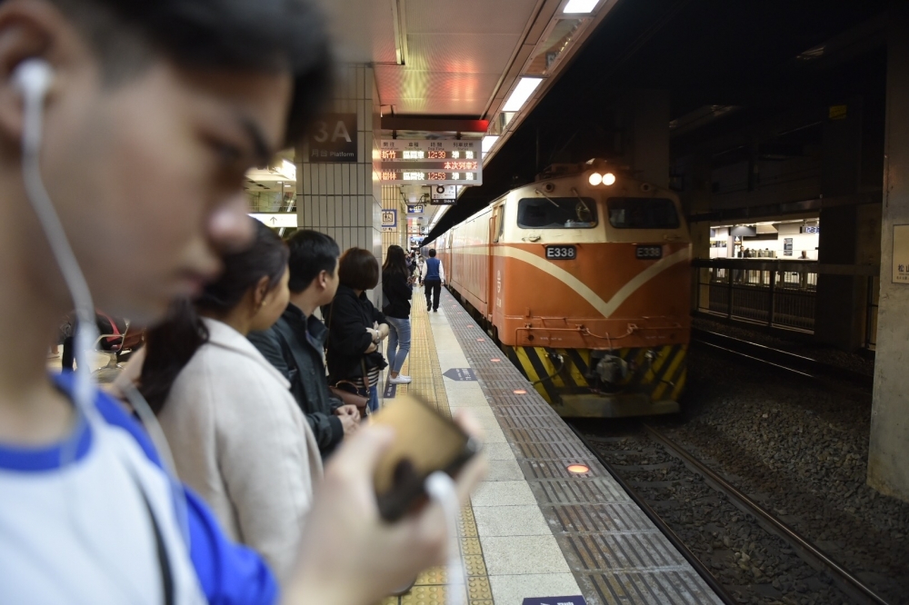 高雄市區鐵路地下化去年10月中通車，但是新建的十座地下化車站，旅客頻頻反映柴油廢氣味困擾。（攝影：李智為）