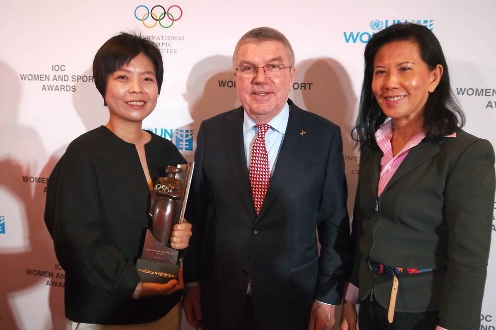 劉柏君(圖左)20日獲得聯合國頒發國際奧會女性與體育獎，不僅是台灣第一人，獲獎致詞時霸氣不帶稿上陣，引起各界一致好評。(圖片取自美國在台協會AIT臉書)