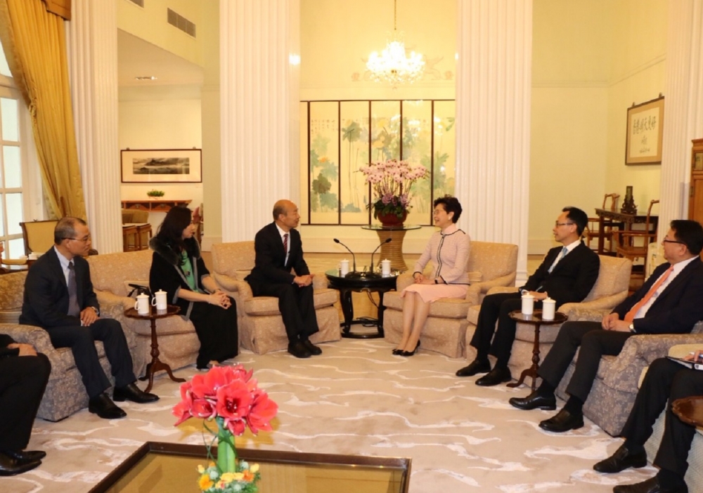 韓國瑜為首的高雄市政府官員與香港特首林鄭月娥會面。（高雄市政府提供）