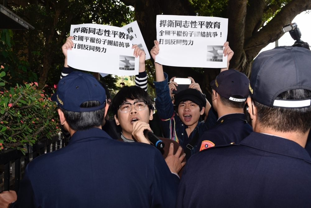 下一代幸福聯盟理事長曾獻瑩與家長團體12日集結抗議，要求教育部刪除同志教育，引發挺同人士到場捍衛。（攝影：鄭宇騏）
