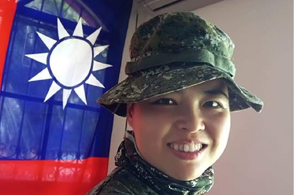 目前在尼加拉瓜受訓的女軍官王翊，21日於公布她在外受訓軍人身份，批評歐陽娜娜、邱毅「我是中國人」一說。(圖片取自王翊臉書)