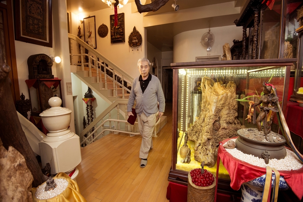 江敏吉以頂級沉香買賣致富，積蓄超過8萬件藏傳寶物，他將這筆驚人的寶藏藏於台灣，外人難得一見，「收藏家江老師」成為流傳的一則傳奇。（攝影：李智為）
