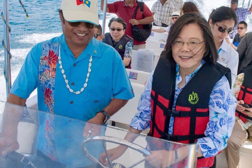 蔡英文出訪南太平洋友邦行程來到第3天，23日一早隨帛琉總統雷蒙索親駕的船出海。（圖片取自蔡英文臉書）