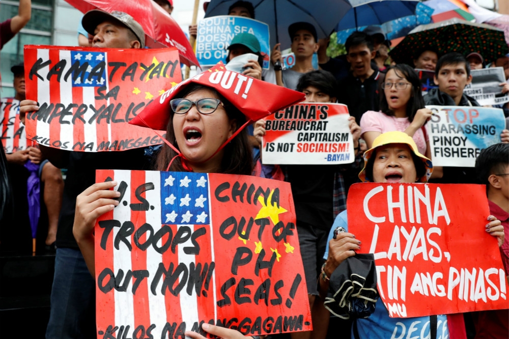 大批菲律賓民眾上街抗議，要求中國政府遵守海牙仲裁決議。（湯森路透）