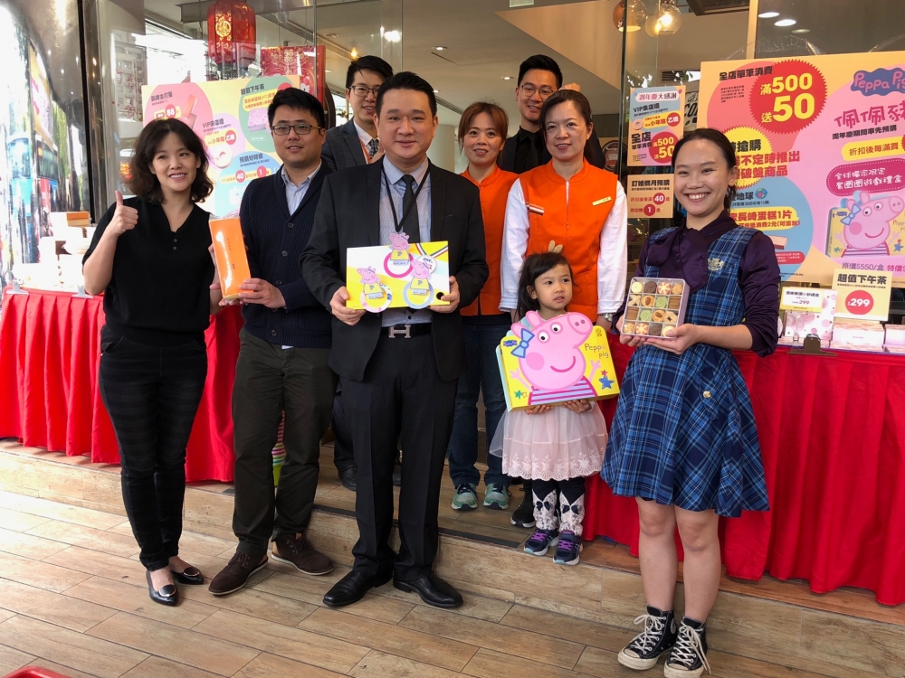 金格食品3月23日於台北市中華路直營店舉辦39周年慶活動，金格食品營運處副總古和霖（左三）與員工合影。（圖／莊玟玥攝）