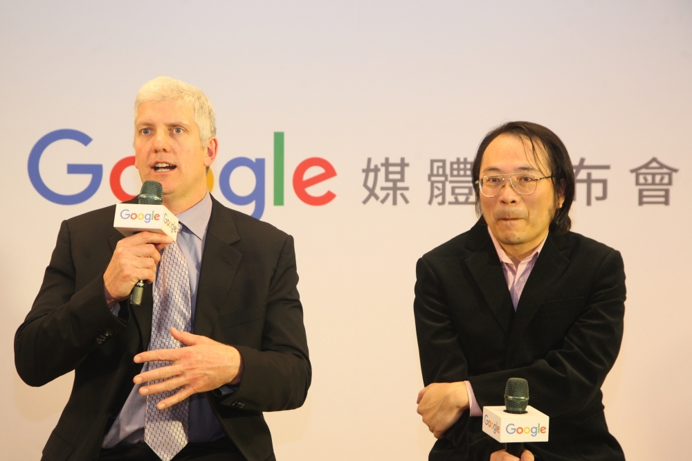 左起：Google 裝置與服務資深副總裁 Rick Osterloh、Google 台灣董事總經理簡立峰。（攝影：張哲偉）