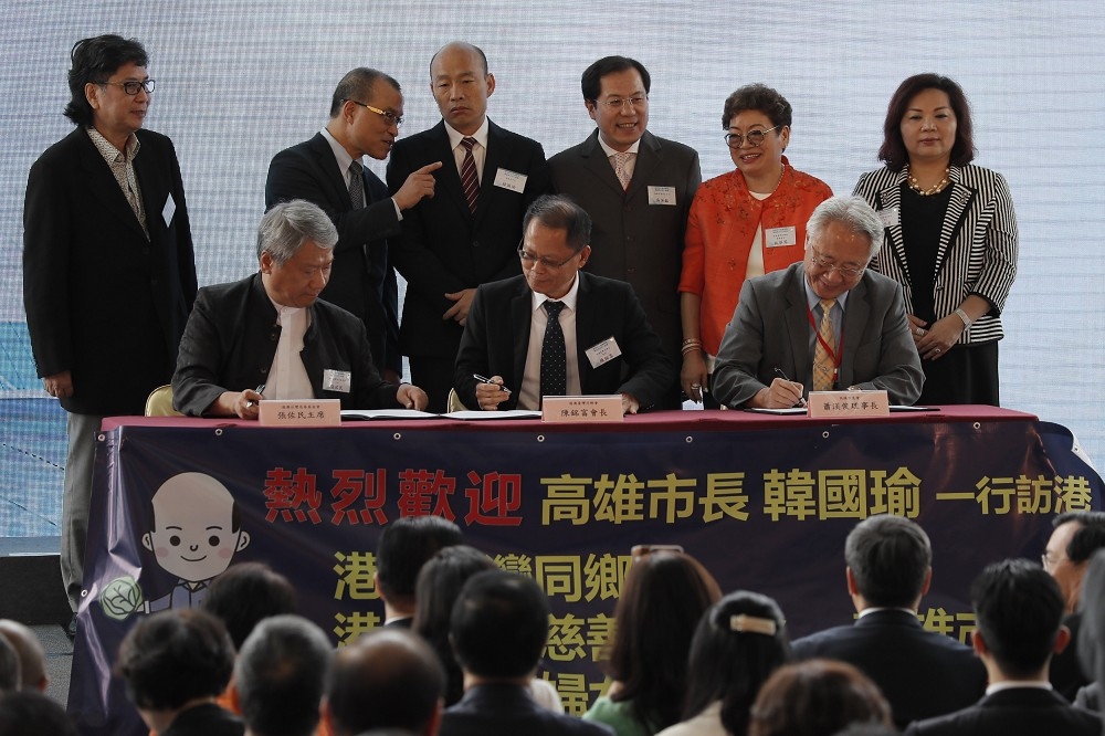 高雄市長韓國瑜（後左三）22日抵達香港，展開訪問。（AP）