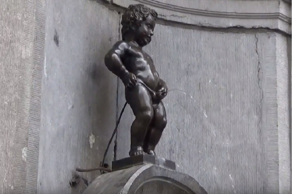 比利時布魯塞爾著名景點尿尿小童。（取自Youtube）