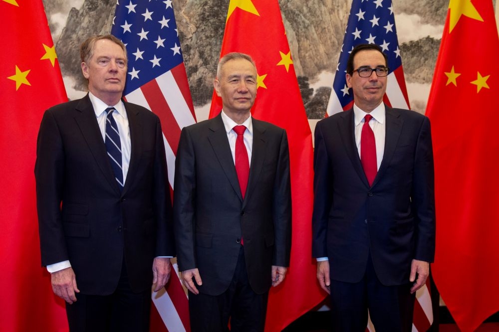 美國貿易代表萊特海澤（左）、中國副總理劉鶴（中）、美國財政部長努慶（右）。（湯森路透）
