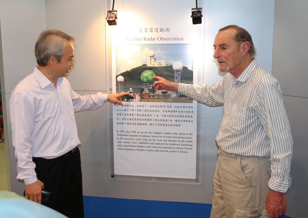 曾協助中央氣象局興建雷達的Mr. Hal Bogin(右)，整整待在台灣6年。50年之後，他攜家帶眷來台，重溫過往的生活、工作點滴，並且與現任氣象局長葉天降(左)見面。(中央氣象局提供)