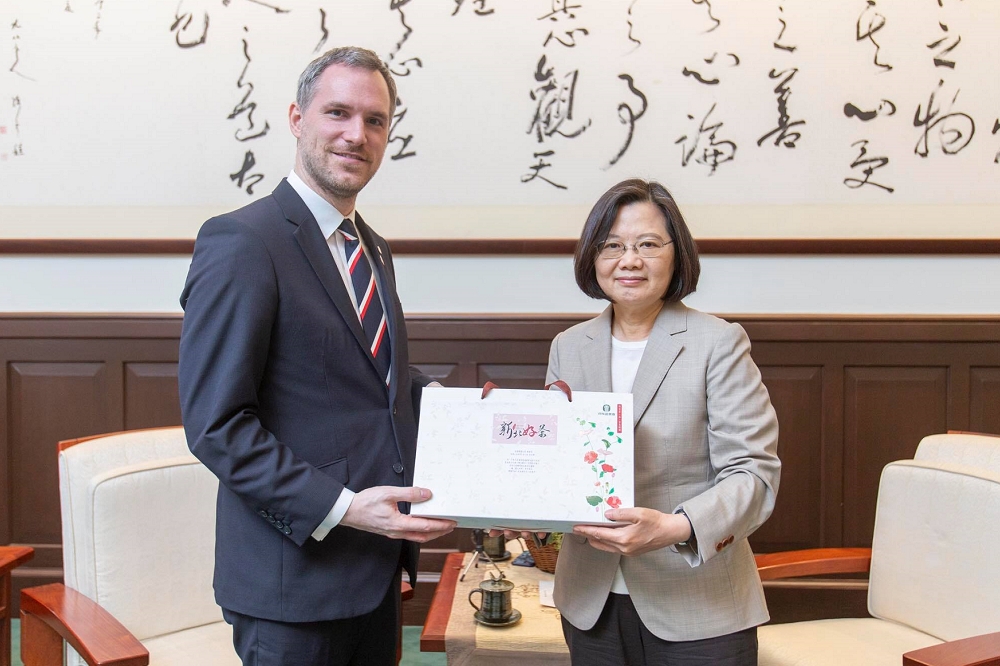 蔡英文30日接見捷克布拉格市長賀瑞普，特別準備台灣茶葉當小禮物。（圖片取自蔡英文臉書）