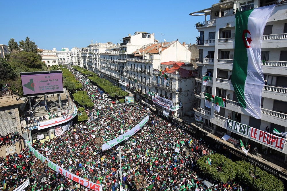 北非阿爾及利亞萬人上街抗議，執政20年的獨裁總統應下台。（湯森路透）