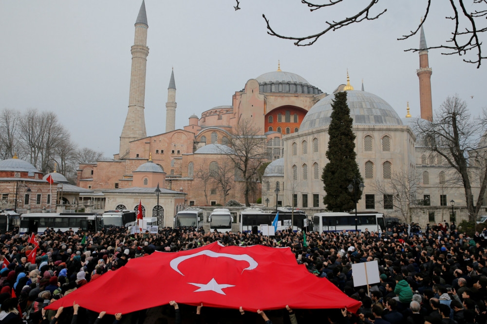伊斯坦堡「聖索非亞大教堂」前，抗議群眾高舉土耳其國旗。（湯森路透）