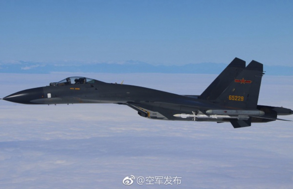 31日中午傳出共軍2架殲11戰鬥機飛越台灣海峽中線，我方軍機隨即升空攔截。（取自中共空軍微博）