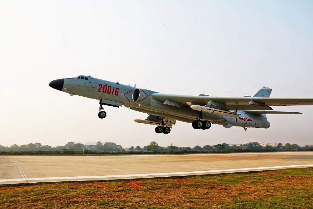 中國2016年一架轟-6K轟炸機從華東某處機場起飛。（中新社）