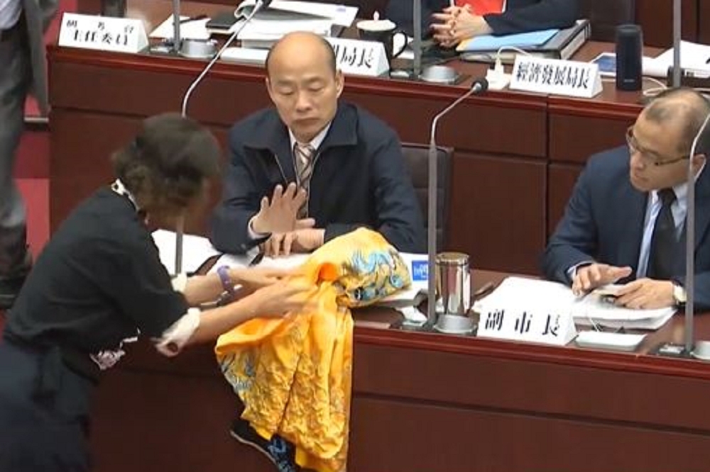 民進黨籍議員黃文益送上一件黃袍給韓國瑜，要韓表態是否選總統。（擷自台視新聞 YouTube頻道）