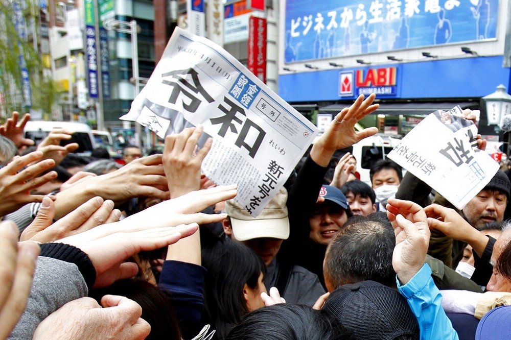 日本民眾爭搶報導改元的1日《產經新聞》 號外。（美聯社）