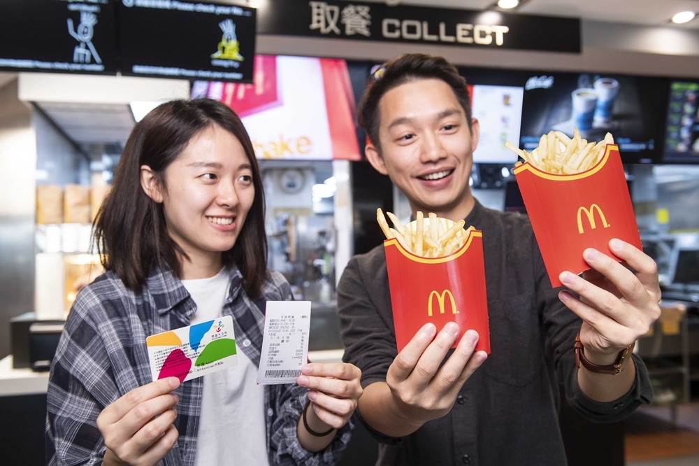 台灣麥當勞首度攜手悠遊卡公司推出悠遊卡專屬優惠，4月17日至6月4日在全台麥當勞餐廳憑悠遊卡交易明細即可享「大薯買一送一」。（台灣麥當勞提供）