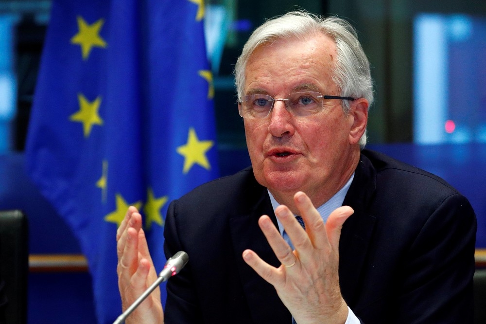 2日歐盟負責英國脫歐談判代表巴尼耶在比利時的歐洲議會上致詞。（湯森路透）