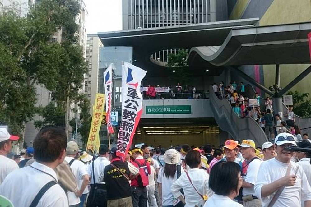反年改團體19日在世大運進行開幕儀式時聚眾抗議，台北小巨蛋站湧入大批陳抗民眾，於捷運站出口處集結，並阻撓選手進場。（攝影：羅佳蓉）
