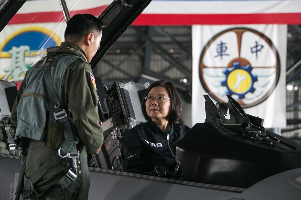總統蔡英文4日前往嘉義慰勉空軍第四聯隊，並登上日前攔截穿越台海的中國2架殲11戰機的F-16V戰機，要讓全世界的人知道，「國土主權，寸土不讓。」（總統府提供）