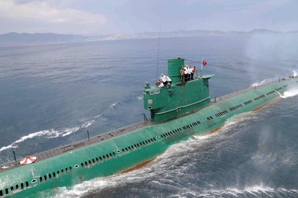 據透露，蔡英文宣布潛艦國造後，最早向台灣表達出售AIP系統意願是北韓；圖為北韓領導人金正恩坐鎮潛艇。（湯森路透）