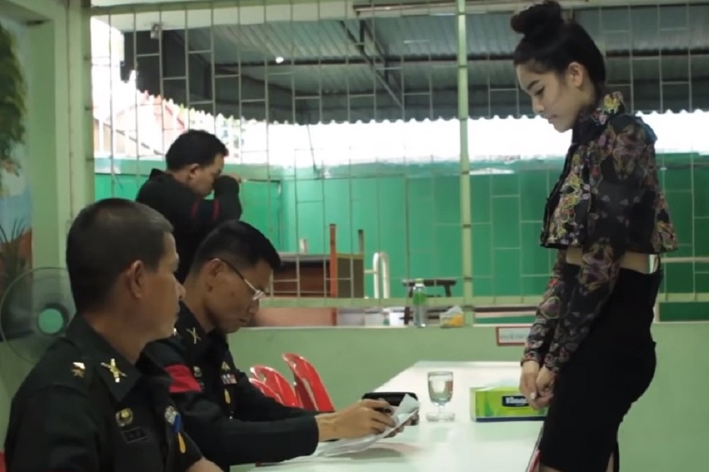 泰國年度徵兵現場的變性役男。（取自影片）
