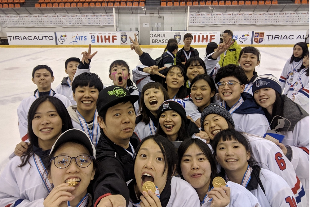 我國女子冰球隊於世界女子冰球錦標賽二級B組奪金。（圖片取自中華民國冰球協會臉書）