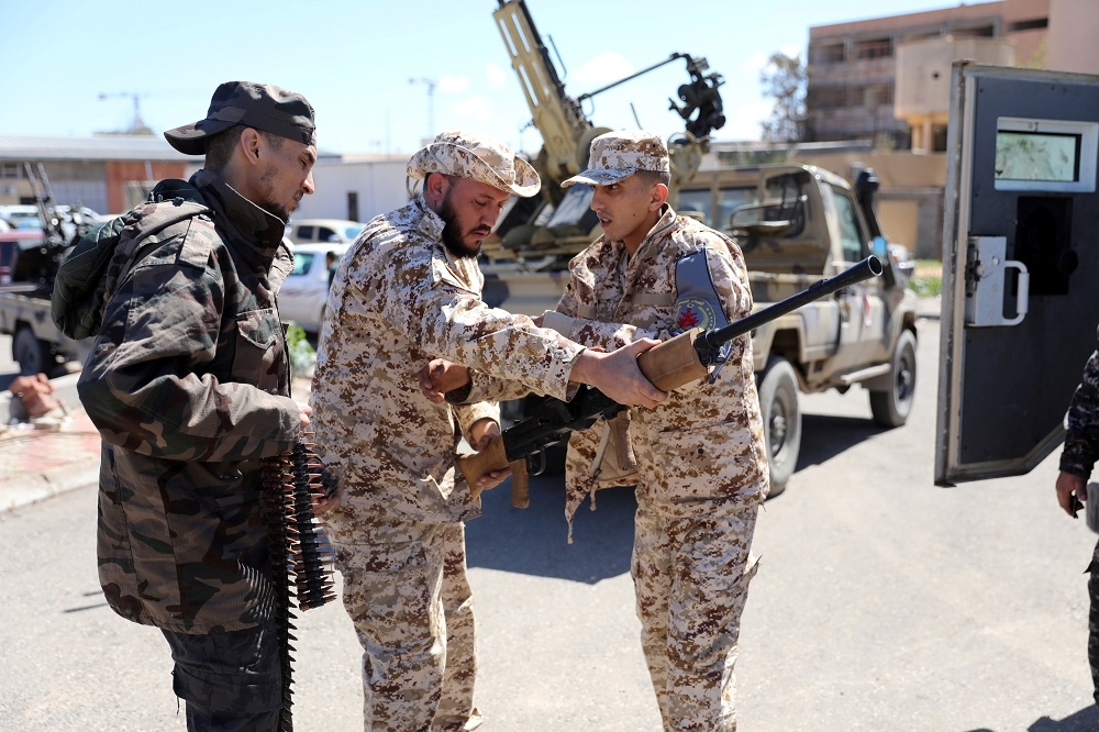 利比亞首都由聯合國支持的民兵，正準備赴前線作戰。（湯森路透）