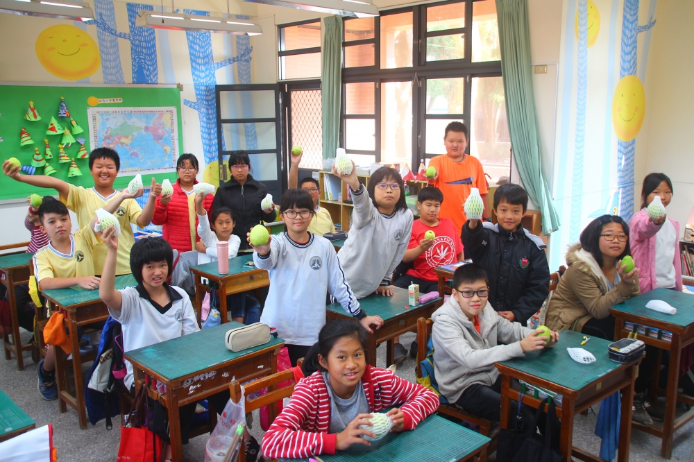 圖說/「中華開發營養100計畫」幫助偏鄉國小學童補充水果量，彌補城鄉學校午餐費差距。（圖片來源：開發金控） 
