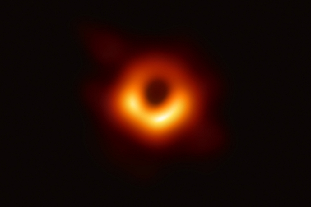 EHT計畫成功拍到人類史上首次的超大質量黑洞影像，是本世紀天文跟物理學界重大的發現之一。（National Science Foundation提供）