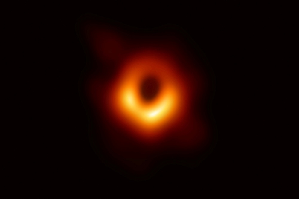 8座散落全球的電波望遠鏡陣列組成「事件視界望遠鏡（EHT）」，公開人類史上首張「直接觀測」黑洞的影像。（湯森路透）