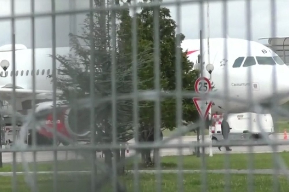 9日，阿爾巴尼亞機場遭搶的運鈔機。（湯森路透）