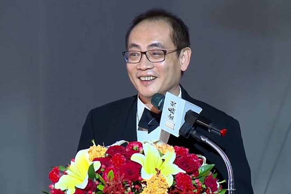 郝廣才15日在金鼎獎頒獎典禮上表示，他在台北車站大廳看到許多台灣人席地而坐，質疑「台灣人是否越來越像外勞了呢」惹議。（圖片取自Youtube「藝術經典」頻道）