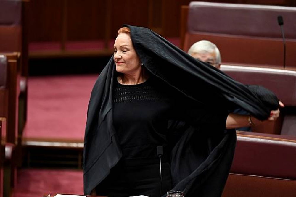澳洲極右派「單一民族黨」（One Nation's Party）黨魁韓森（Pauline Hanson）身穿伊斯蘭教罩袍（burka）進入澳洲參議院。（湯森路透）