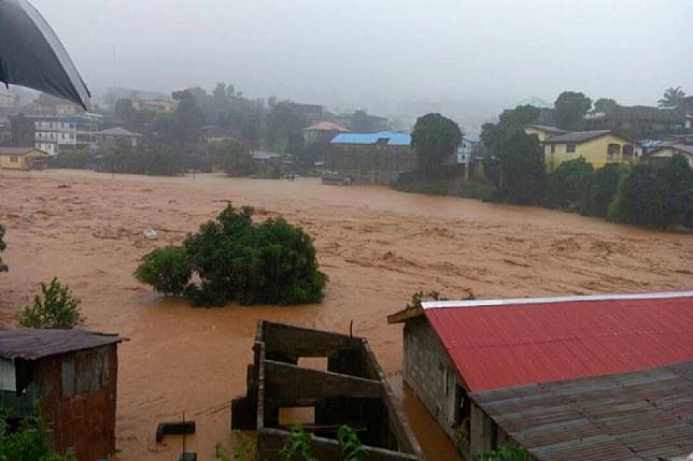 獅子山首都自由城14日一場豪大雨導致山洪暴發，泥流沖毀民宅，釀近400人死亡，且有至少600人仍下落不明。（美聯社）