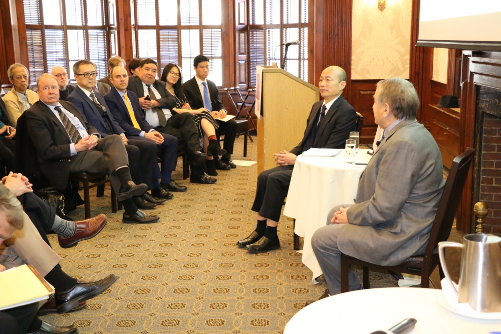 高雄市長韓國瑜在哈佛大學進行閉門座談，對準兩岸關係猛攻，韓認為蔡政府的兩岸政策顯得相當「空洞」。（高雄市政府提供）