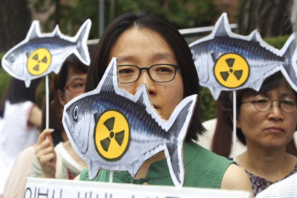 2013年8月1日南韓民眾在日本駐首爾大使館抗議，日本進口的農產品與海產，無經過放射性物質檢測。（美聯社）