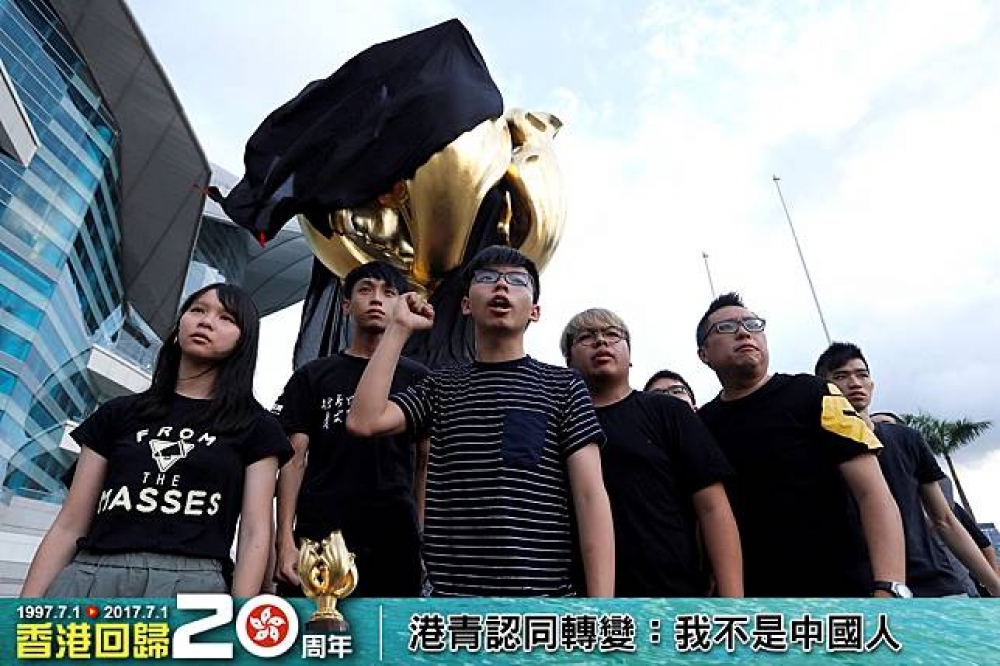 回歸20年後，香港青年對於中國的反感只增不減，圖為青年社運組織學民思潮成員。（照片：湯森路透，後製：潘世惟）