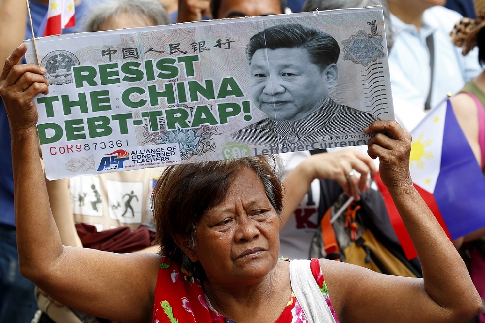 約200名菲律賓人9日在中國駐馬尼拉大使館外高舉標語抗議中國侵犯南海爭議海域。（美聯社）