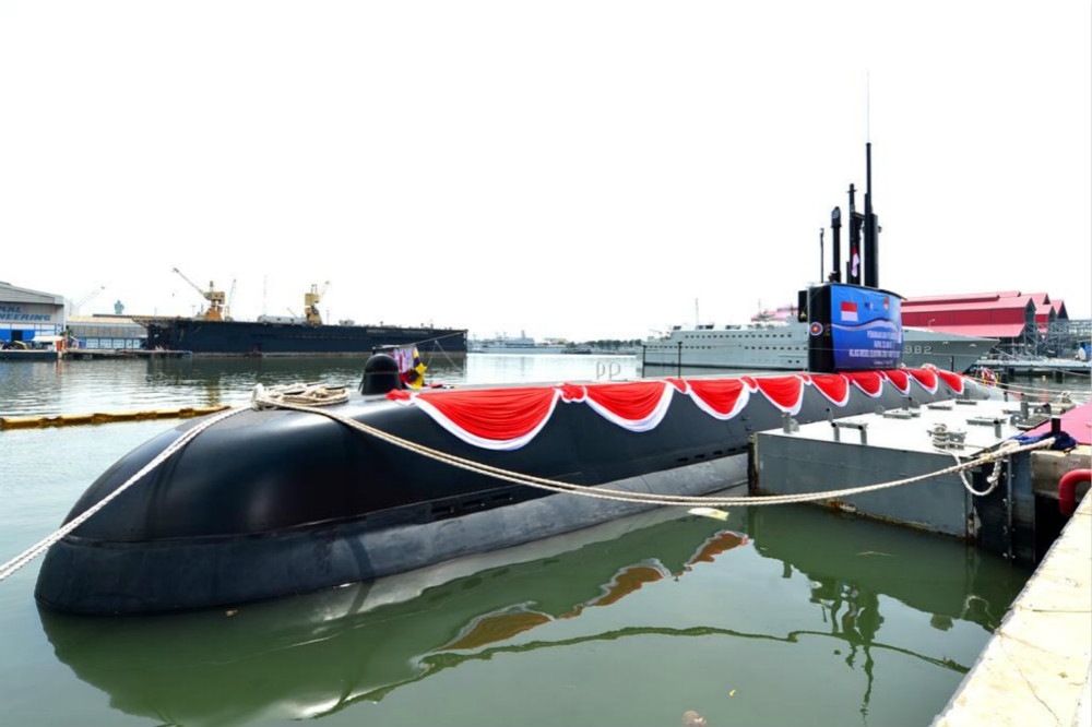 首艘在印尼本土製造的新型潛艇「阿魯格羅號」11日下水。（圖片取自印尼國防部）