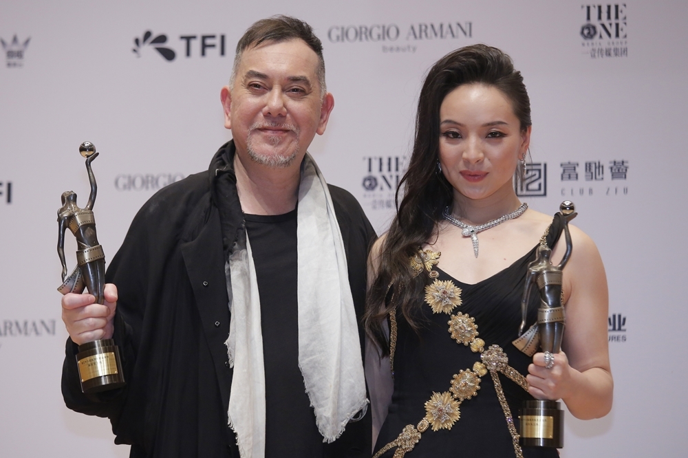 黃秋生（左）和曾美慧孜獲得第38屆香港電影金像獎最佳男主角和最佳女主角（美聯社）