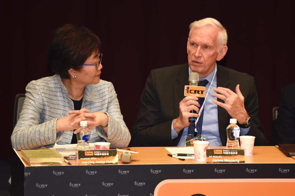 AIT主席莫健（右）對假消息表示擔憂，提醒台灣與中國關係非常密切，必須在不侵犯媒體及言論自由的情況下，找到保護自己的方法。（攝影：鄭宇麒）