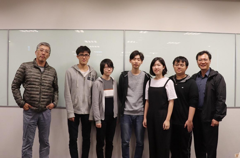 艾鳴總經理平田尚武（左一）與世新大學數媒系張純良教授（右一）及《伏妖誌》學生們合照。
