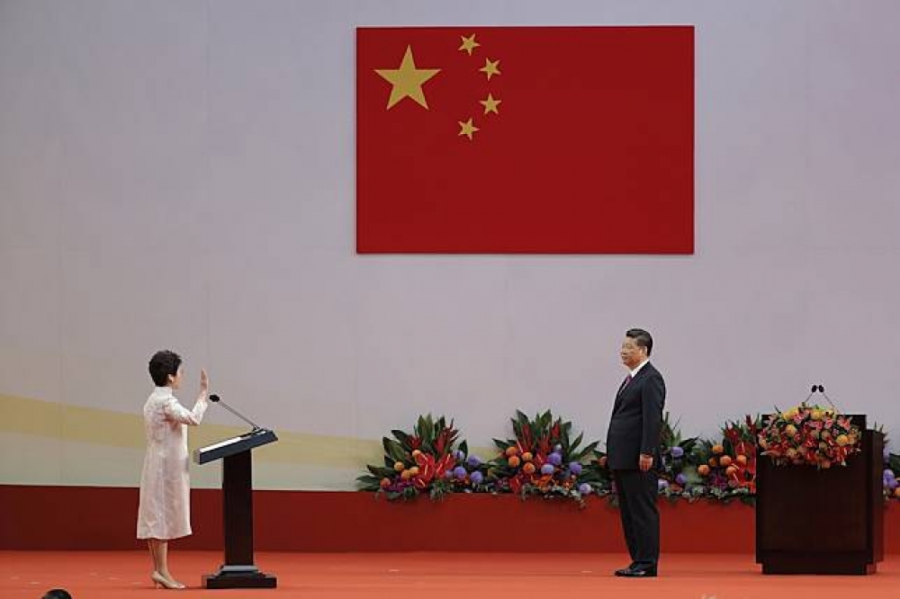 中國領導人習近平1日主持香港新任特首林鄭月娥的就職宣誓儀式。（美聯社）