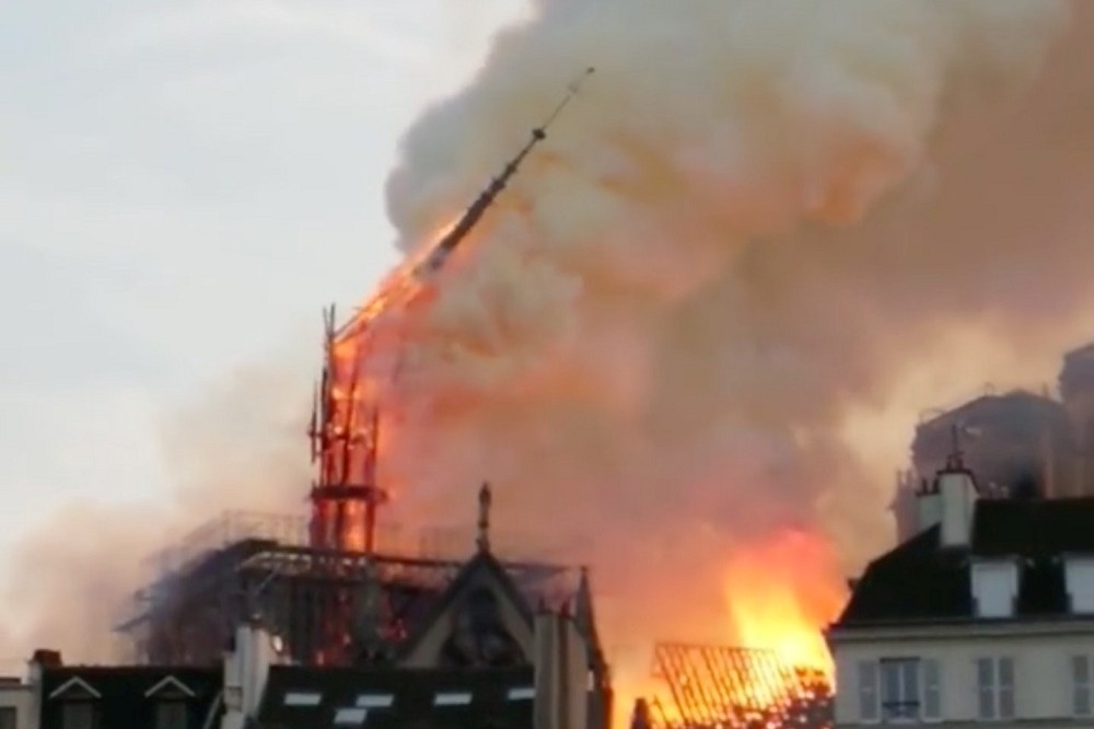 巴黎聖母院15日失火。（湯森路透）