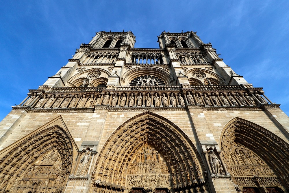 法國巴黎聖母院15日發生大火，尖塔、屋頂坍塌，保存兩棟重要鐘樓。（湯森路透）