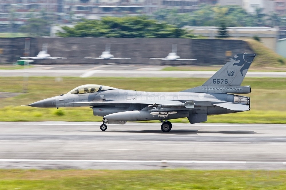 美國政府於美東時間4月15日下午，就「F-16型機訓練案」進行「知會國會」程序，可望在1個月後正式生效。(軍聞社）

