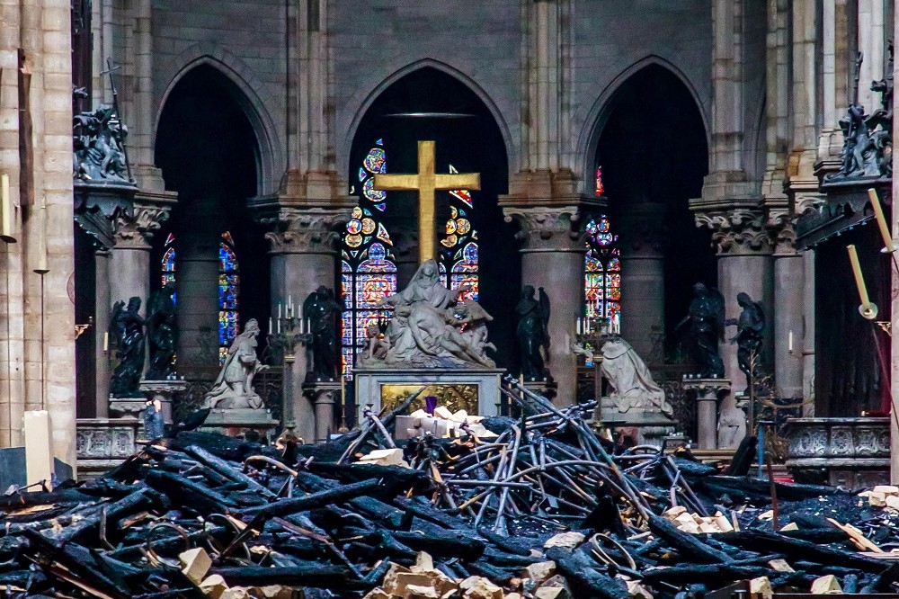 巴黎聖母院15日遭祝融侵襲。（湯森路透）